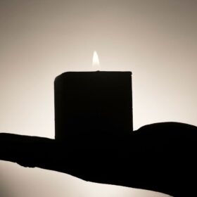 手のひらに灯るキャンドルの光