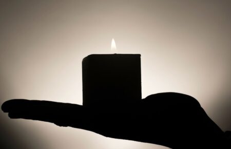 手のひらに灯るキャンドルの光